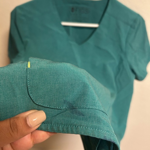 FIGS marine FION utility scrub top -E.A.C size XS teal - Picture 6 of 7